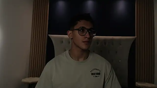 Snapshot of SalvadorFit chatting on February 8, 2026, 8:23 pm SalvadorFit online show from February 8, 2026, 8:23 pm