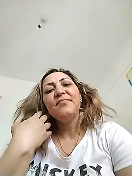 Lunita86 online show from December 5, 2025, 2:25 pm