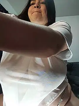 LucyDiamonds1 online show from May 27, 2026, 1:24 am