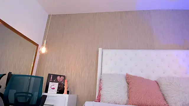 Lucy Lu17 online show from September 18, 2025, 12:29 pm