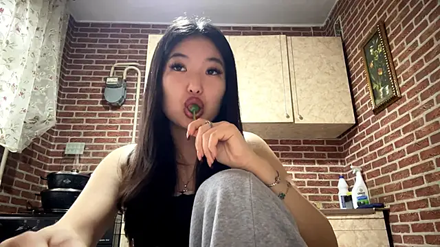 EmmaLeexth online show from March 6, 2026, 10:12 am