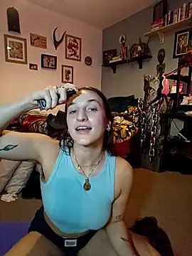 laradoom online show from November 1, 2025, 9:50 pm