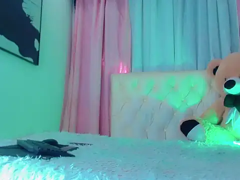 Julia Bulette1 online show from November 28, 2025, 1:58 pm