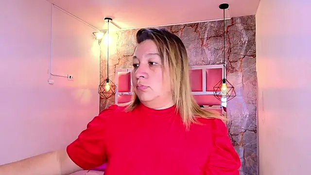 Snapshot of MaylinRosse_ chatting on April 28, 2026, 6:57 pm MaylinRosse online show from April 28, 2026, 6:57 pm