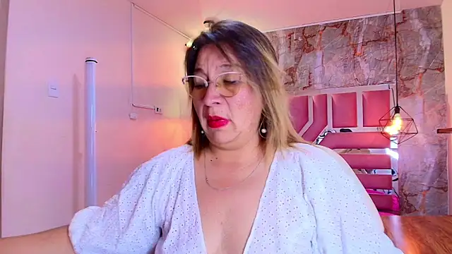 Snapshot of MaylinRosse_ chatting on May 4, 2026, 6:59 pm MaylinRosse online show from May 4, 2026, 6:59 pm