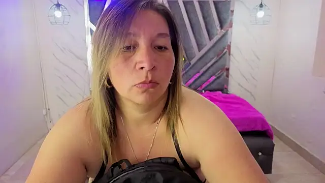 Snapshot of MaylinRosse_ chatting on May 9, 2026, 7:19 pm MaylinRosse online show from May 9, 2026, 7:19 pm
