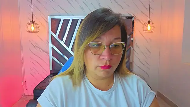 Snapshot of MaylinRosse_ chatting on May 26, 2026, 7:10 pm MaylinRosse online show from May 26, 2026, 7:10 pm