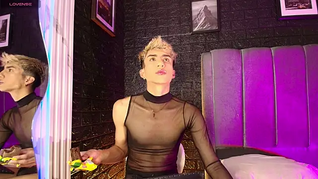 Snapshot of Erick_Velveth chatting on November 2, 2025, 9:39 pm Erick Velveth online show from November 2, 2025, 9:39 pm