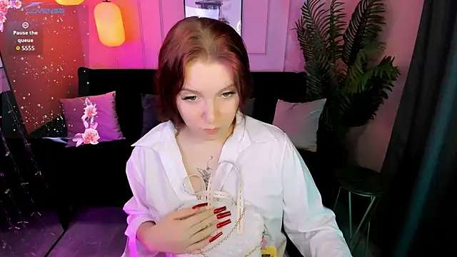 Layla Glam online show from April 12, 2026, 2:11 pm