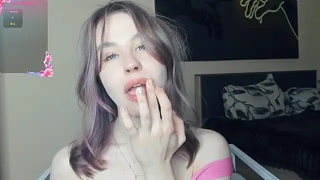 Snapshot of MaliaBourraine chatting on June 19, 2026, 8:07 am MaliaBourraine online show from June 19, 2026, 8:07 am