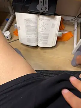 Snapshot of leeyoung_ chatting on October 4, 2025, 2:15 pm leeyoung  online show from October 4, 2025, 2:15 pm