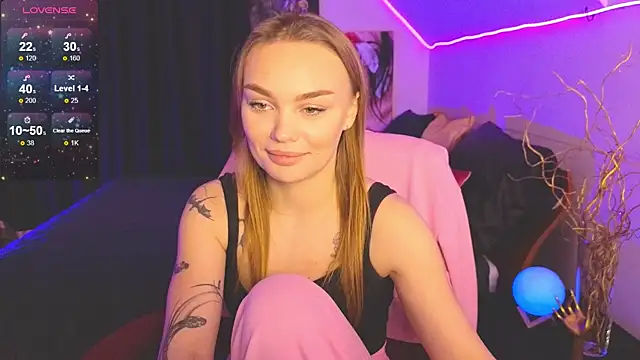 KitsyMoore online show from October 4, 2025, 4:49 pm