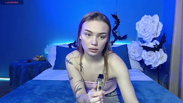 KitsyMoore online show from November 6, 2025, 1:23 pm