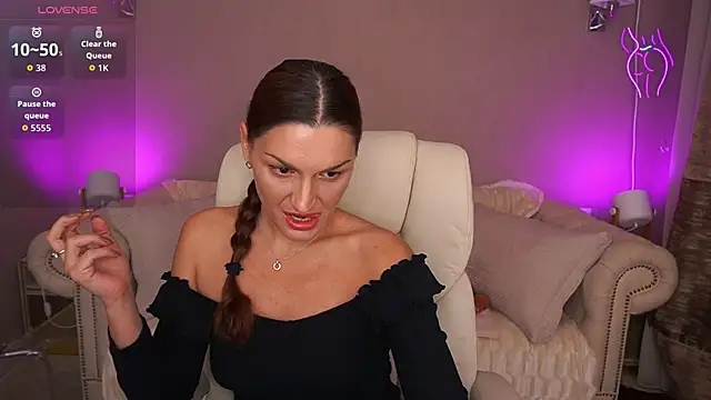 EllaGoldenn online show from October 1, 2025, 8:48 pm