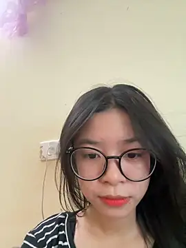 Snapshot of mau15_ chatting on October 18, 2025, 3:31 am mau15 online show from October 18, 2025, 3:31 am