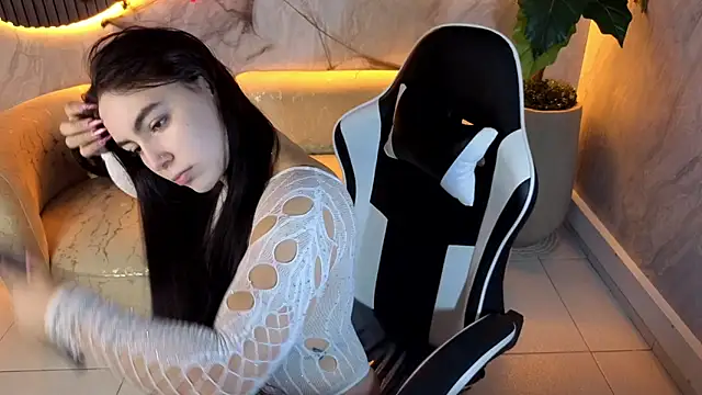 scarlett smith tp online show from October 13, 2025, 1:44 pm