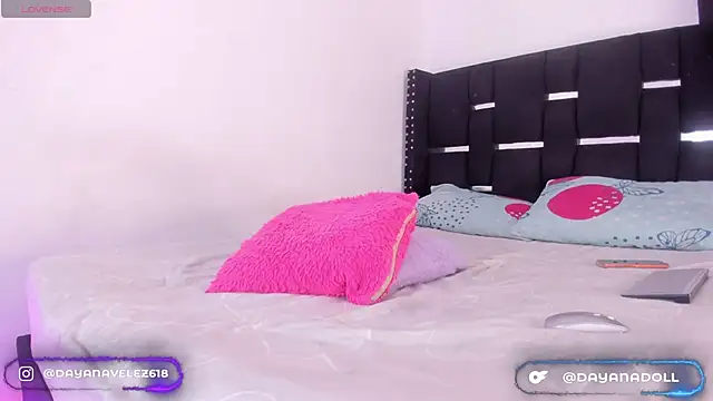 DAYANNAVELEZ online show from February 18, 2026, 8:49 pm