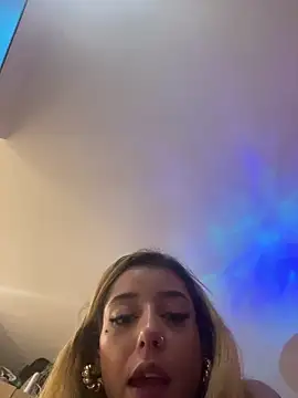 Snapshot of MoniUribe chatting on October 1, 2025, 4:18 am MoniUribe online show from October 1, 2025, 4:18 am