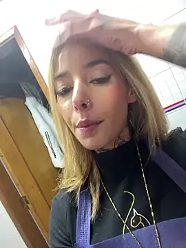 Snapshot of MoniUribe chatting on October 14, 2025, 4:57 am MoniUribe online show from October 14, 2025, 4:57 am