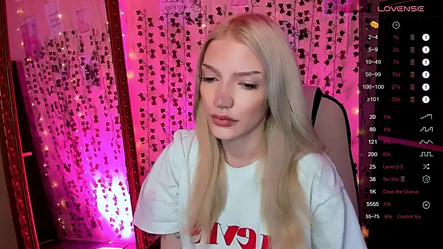 Snapshot of LinaBlossom_ chatting on March 31, 2026, 2:35 am LinaBlossom online show from March 31, 2026, 2:35 am