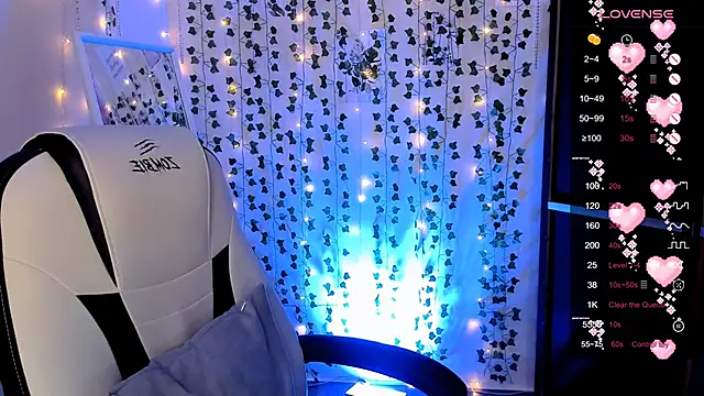 Snapshot of LinaBlossom_ chatting on April 9, 2026, 6:19 am LinaBlossom online show from April 9, 2026, 6:19 am