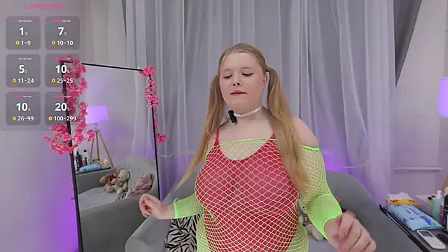 Snapshot of _Luna_Sweety_ chatting on October 4, 2025, 9:13 pm  Luna Sweety  online show from October 4, 2025, 9:13 pm