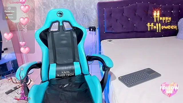 Lauren smiles online show from October 18, 2025, 4:37 am