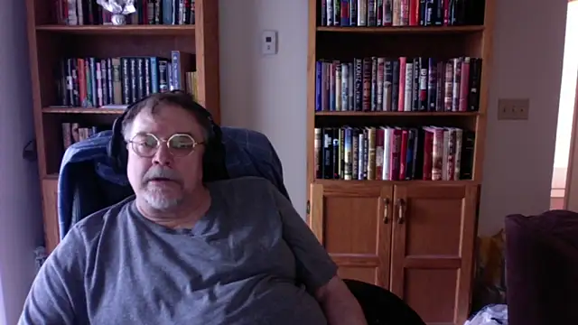 Vinyl22xh online show from April 11, 2026, 7:29 pm