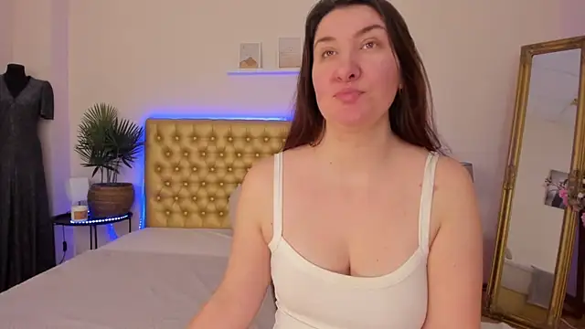 TrishaDarks online show from March 3, 2026, 6:08 am