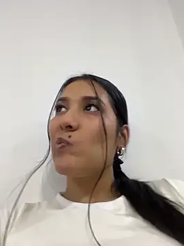 Snapshot of IsabellaJoness_ chatting on February 21, 2026, 3:35 pm IsabellaJoness online show from February 21, 2026, 3:35 pm