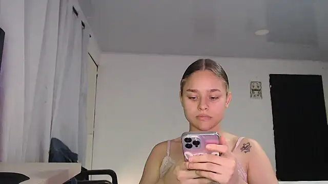 Snapshot of LittleCheerry69 chatting on March 4, 2026, 7:31 pm LittleCheerry69 online show from March 4, 2026, 7:31 pm