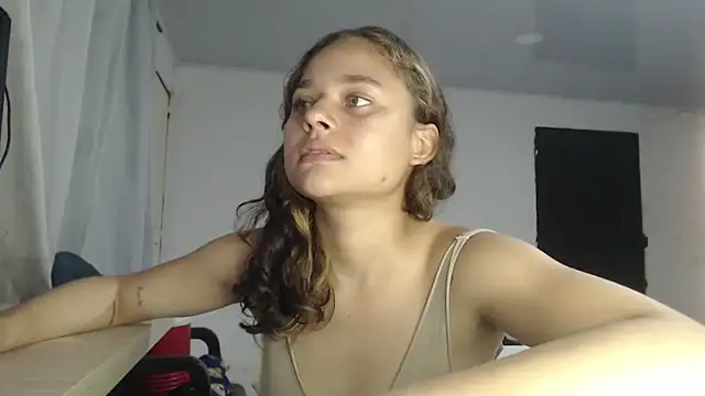 Snapshot of LittleCheerry69 chatting on April 18, 2026, 3:05 pm LittleCheerry69 online show from April 18, 2026, 3:05 pm