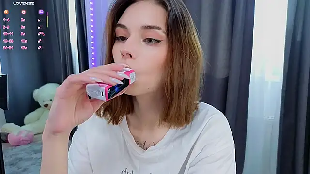 LunaraRada online show from October 21, 2025, 9:32 am