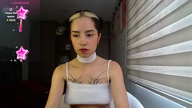 Snapshot of Kittyross chatting on April 8, 2026, 5:35 pm Kittyross online show from April 8, 2026, 5:35 pm