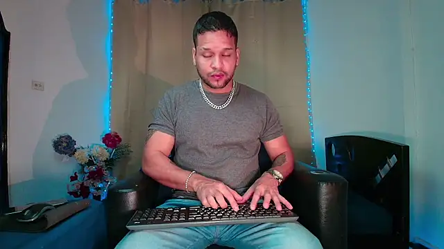 LucasGaeel online show from February 10, 2026, 12:09 pm