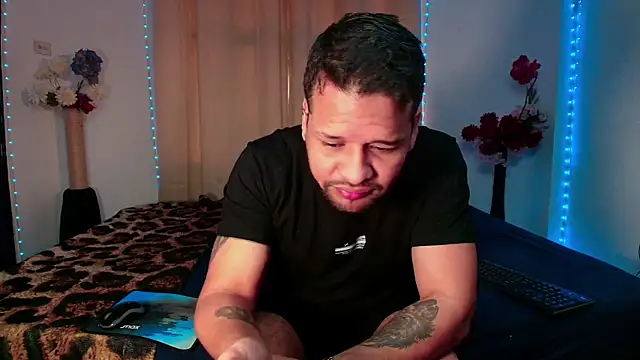 LucasGaeel online show from April 12, 2026, 12:54 pm