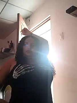 MEYBELLATINA online show from April 4, 2026, 9:45 pm