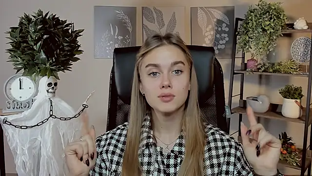 JuneWoods online show from October 31, 2025, 1:01 pm