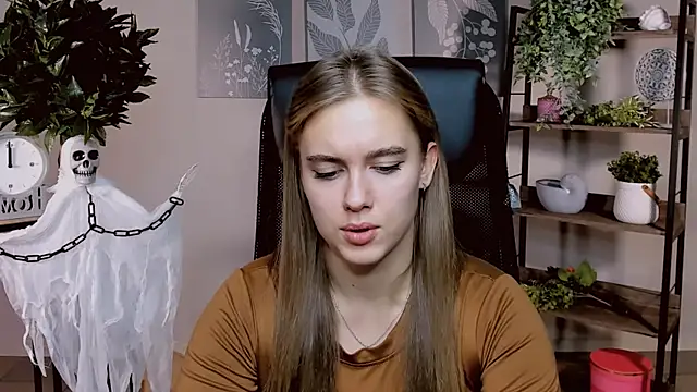 JuneWoods online show from November 8, 2025, 11:43 am