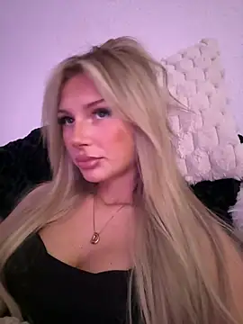 blondeeee online show from April 21, 2026, 4:01 pm