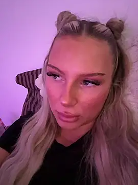 Snapshot of blondeeee chatting on July 1, 2026, 3:34 pm blondeeee online show from July 1, 2026, 3:34 pm