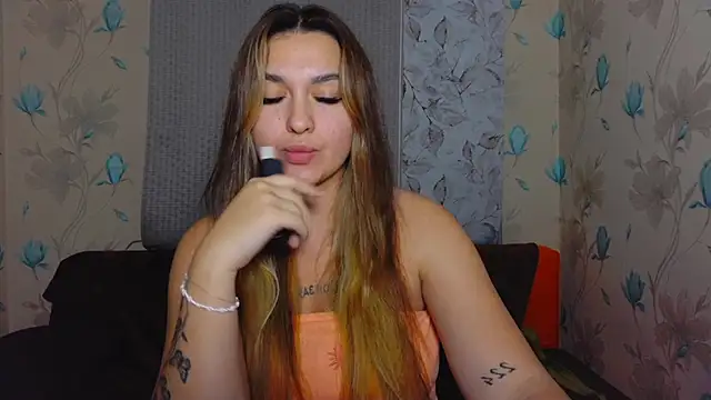 Snapshot of YourEmily_xx chatting on October 3, 2025, 7:33 pm YourEmily xx online show from October 3, 2025, 7:33 pm