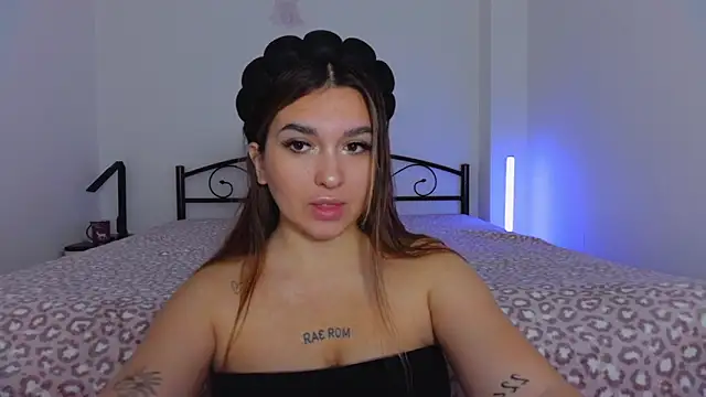 Snapshot of YourEmily_xx chatting on October 21, 2025, 7:20 am YourEmily xx online show from October 21, 2025, 7:20 am