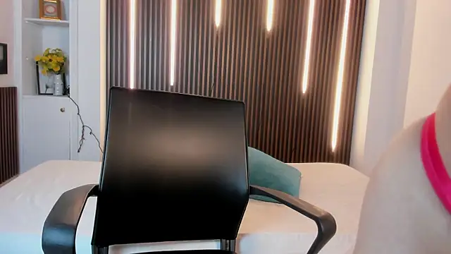 Caroline Millerr online show from October 3, 2025, 8:39 pm