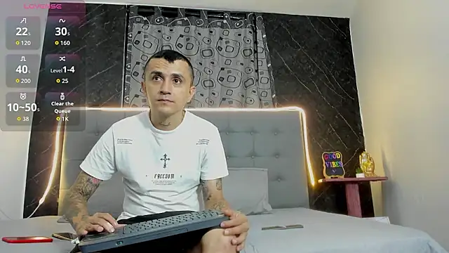 CharlotteAndSimon online show from March 13, 2026, 1:01 am