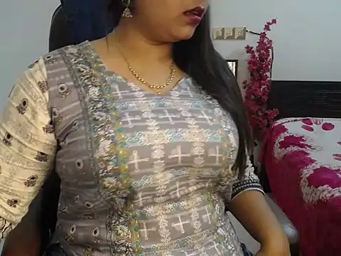 Queen Homaira online show from November 19, 2025, 4:45 am