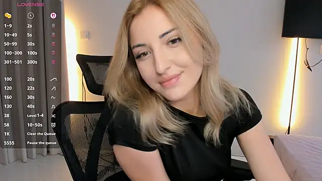 AmyVilvet  online show from April 19, 2026, 11:18 pm