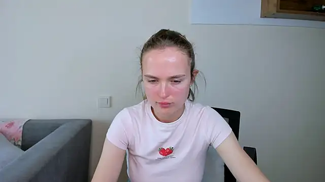 Snapshot of LilMary_ chatting on April 14, 2026, 8:20 am LilMary online show from April 14, 2026, 8:20 am