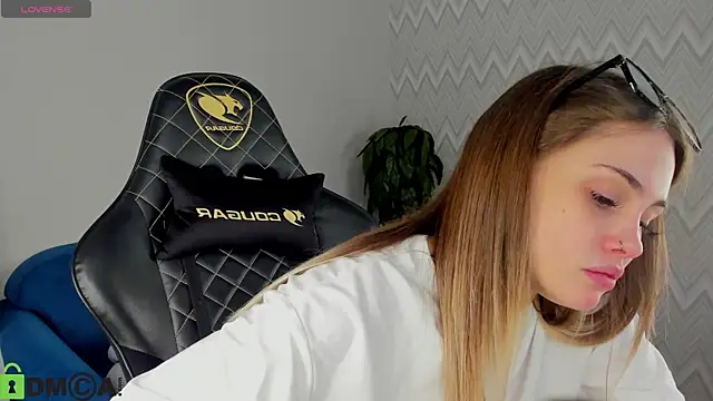 KarinaBroks online show from November 4, 2025, 8:30 pm