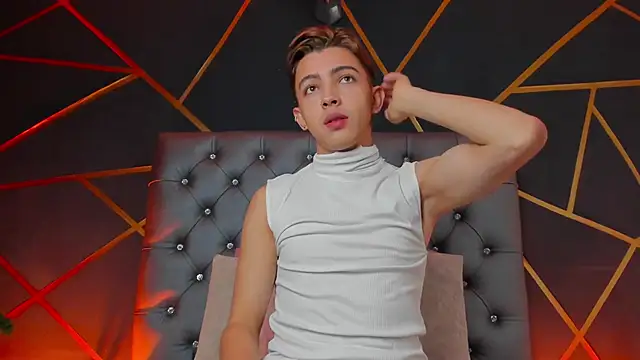 Lian Miller1  online show from November 15, 2025, 12:45 pm